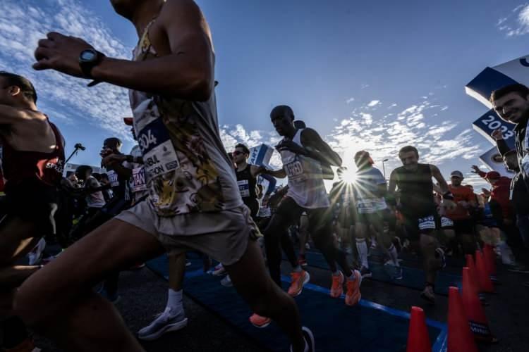 <p>İBB Başkanı Ekrem İmamoğlu, start öncesi yaptığı konuşmada, dünyanın en güzel maratonlarından birinde olduklarını belirterek, şunları söyledi:</p>
