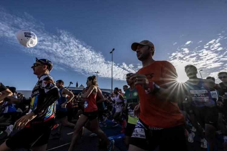 <p>"İstanbul’da harika bir gün. Dünyanın en özel güzel maratonlarından birisindeyiz. 45. kez koşulacak ve bugün çok özel bir gün. İki kıta arasında koşuluyor ve dünyada benzeri yok. Umuyorum ki bin yıllar sürecek Cumhuriyetimizin varlığında bu koşu da İstanbul’da hep var olsun. İstanbul dünyanın medeniyet beşiği, koşulan her alan sizlere çok özel deneyimler yaşatacak. 15 ülkeden 20 takımın katıldığı 140 sporcu ile 4 etaptan oluşan uluslararası bike yarışımızı 28 eylül de yapmıştık. Maratonun yanına kardeş ekledik. Bugün de kurduğumuz bisiklet takımı öncü çıkış yapacak. Kıtalararası yarışı ikilemiş olduk. Barış için, Atatürk için koşalım."</p>
