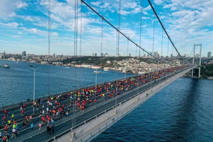 <p>Ödüller</p>

<p>45. İstanbul Maratonu'nda erkekler ve kadınlarda birinci olanlara 30'ar bin dolar para ödülü verilecek. Maratonda ikinci olanlar 15 bin, üçüncüler de 10 bin dolar ödül alacak.</p>
