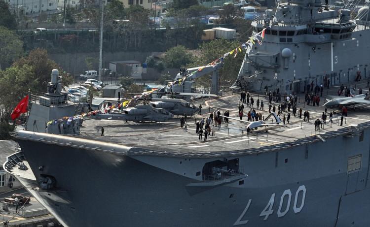 <p>Bunun ardından Saray Burnu'na demirlenen TCG Anadolu vatandaşların ziyaretine açıldı. </p>