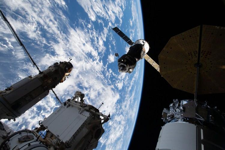 <p>NASA, UUİ'yi 2030 yılına kadar emekliye ayırmak istediğini, ancak güvenli bir emeklilik sağlamak için iniş sırasında UUİ'ye rehberlik etmek üzere hassas manevralar ve hesaplamalar yapılması gerekeceğini söyledi.</p>
