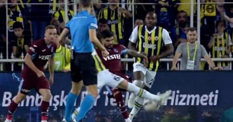 <p>PENALTI VAR MI?<br />
<br />
SORU: 12. dakikada Eren topa elle müdahale etti mi?</p>
<p>Deniz Çoban: Top ele gelmiyor, penaltı yok.</p>
<p>Bahattin Duran: Ele gelen bir şey yok.</p>
<p>Bülent Yıldırım: Elle müdahale yok.</p>