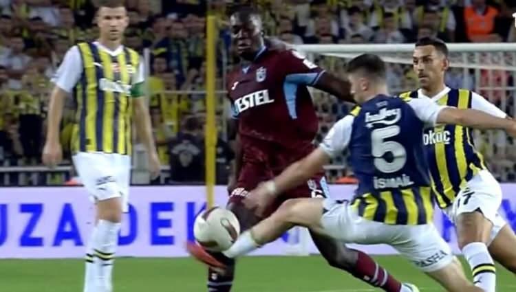 <p>İSMAİL - MENDY POZİSYONU<br />
<br />
SORU: 22. dakikada İsmail'in Mendy'ye müdahalesinde kart çıkamaması doğru mu?</p>
<p>Deniz Çoban: Böyle bir maçta kart çıkarmayıp uyarmasını anlarım. Kart göstermesini eleştirmiyorum.</p>
<p>Bahattin Duran: Hakemin herkesin uyaracağı şekilde uyardı, karta gerek yok.</p>
<p>Bülent Yıldırım: Kontrolsüz ayak savurma yok. Faul yeterli. Hakemin genel uyarısı doğru.</p>