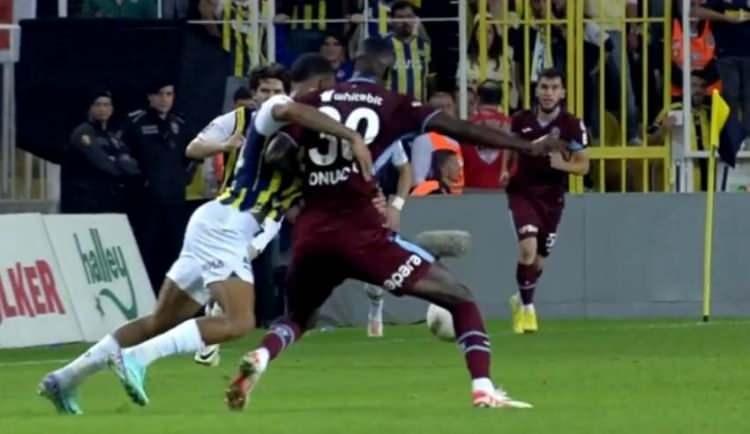 <p>OSTERWOLDE - ONUACHU POZİSYONU<br />
<br />
SORU: Osterwolde'nin Onuachu'ya müdahalesinde kart gerekir mi?</p>
<p>Deniz Çoban: Bence Onuachu topu alsa, İsmail Yüksek en yakın isim ama uzak. Sarı kartlık bir pozisyon.</p>
<p>Bahattin Duran: Sadece faul doğru, umut vadeden bir atak olmadığı için karta gerek yok.</p>
<p>Bülent Yıldırım: Bence sarı kart verilse daha doğru olur.</p>