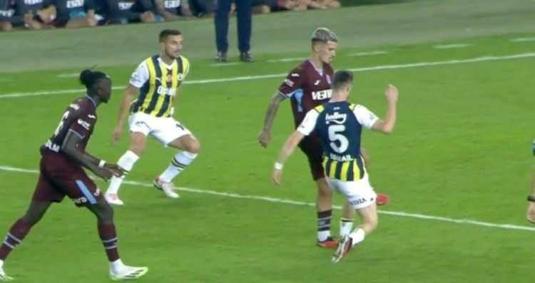 <p>İSMAİL - BERAT POZİSYONU<br />
<br />
SORU: İsmail'in Berat'a müdahalesinde faul kararı yeterli mi?</p>
<p>Deniz Çoban: İsmail gecikmiş bir hareket yapıyor, rakibin ayağına basıyor. Uyarmıştı, burada kart olmalıydı.</p>
<p>Bahattin Duran: Berat topa vurduktan sonra İsmail istese basmayabilirdi ayağa. Risk aldı ve ayağını uzattı. Bu bir sarı karttı.</p>
<p>Bülent Yıldırım: Sarı kart çıkmalıydı, şüphe yok.</p>