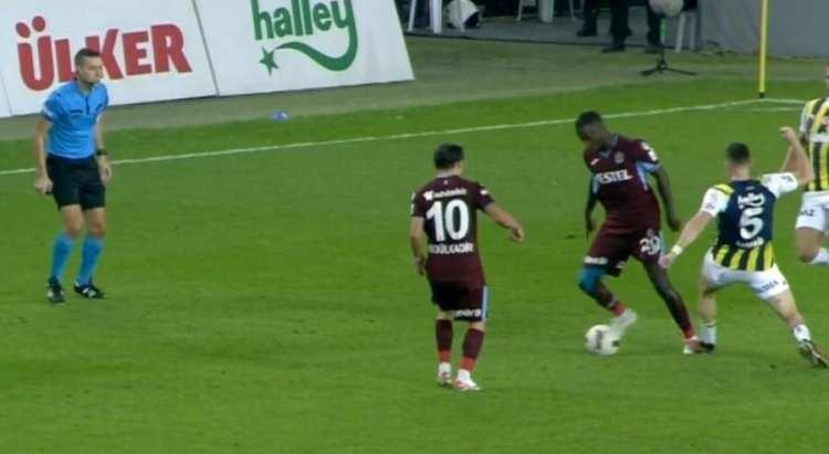 <p>İSMAİL - PEPE POZİSYONU<br />
<br />
SORU: İsmail - Pepe mücadelesinde sadece faul kararı yeterli mi?</p>
<p>Deniz Çoban: İsmail'i çağırdı, sonra Berat'a müdahalesi. Sonra üçüncü bu oldu. Sarı kart gerekiyor. Kartları vermedi, bu basmalar maçın sonuna kadar devam etti.</p>
<p>Bahattin Duran: Pozisyon olarak bakınca sarı kart olmaz ama İsmail'in uyarısı var. Berat'a müdahalesinde kart gösterseydi, buna ikinci sarı olmazdı.</p>
<p>Bülent Yıldırım: Artık burada kart olmalıydı.</p>