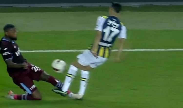 <p>DENSWIL - İRFAN POZİSYONU<br />
<br />
SORU: Denswil'in İrfan Can'a müdahalesinde devam kararı doğru mu?</p>

<p>Deniz Çoban: Bu haraket kesin sarı kart. İrfan Can'ın tepkisi de sarı kart. İkisini de Zorbay Küçük pas geçiyor. Zorbay Küçük'ün yine bu maça atanmasını doğru bulmuyorum. Ancak yapay zeka nasıl çalışıyor bilmiyoruz. Abdülkadir Bitigen'i bu hafta, bu maça verirdim. Halil Umut Meler başarısız derbiden çıkmış. Atilla Karaoğlan yurt dışına maça gitmiş.</p>

<p>Bülent Yıldırım: Denswil'e sarı. İrfan'a sarı çıkmalıydı.</p>

<p>Bahattin Duran: Denswil topa vurduktan sonra ayağını o kadar uzatmayabilirdi. Bu pozisyon faul, sarı kartı da düşünebiliriz. Hareketin devamını aşmış. İrfan'ın tepkilerinin kabul edilme ihtimali yok. Hakem, yardımcı hakem görebilir mi? İrfan'a yoğun itirazdan kart çıkmalıydı. 2022'de Zorbay Küçük'ün yardımcısıydım, o yüzden yine Fenerbahçe-Trabzonspor maçına vermezdim. İrfan Can'ı atmıştı. Yaşananları herkes biliyor. Zorbay Küçük, FIFA kokartı takacak. Zorbay'ı korumak adına bu maça vermezdim diye söyledim. Mert Hakan da olsa, daha büyük gerginlik olurdu. İrfan'ın o maçtan kalma tepkisi olmadığını nerden biliyoruz. Mart 2022'de maçın VAR'ı Mete Kalkavan'dı. Bunlar olmamış gibi yine bu maçın da VAR'ı Mete Kalkavan oldu. Ben olsam, her ikisini de korurdu. 11. haftada mecbur musunuz bu hakemler, bu maça vermeye? Bu maçın hikayesi var.</p>
