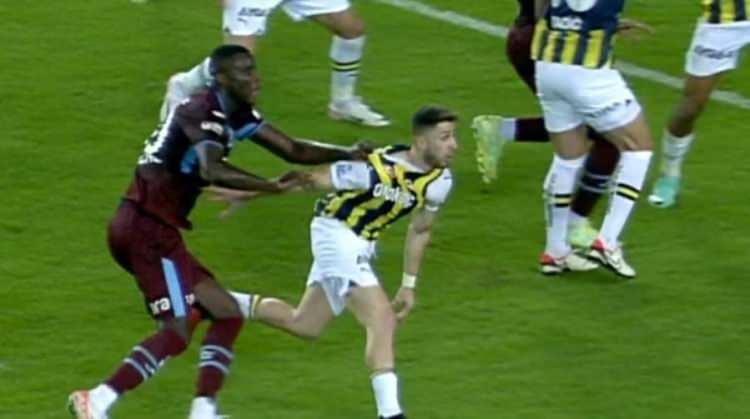 <p>GOLÜN İPTALİ DOĞRU MU?<br />
<br />
SORU: Onuachu'nun iptal edilen golünde faul var mı?</p>
<p>Deniz Çoban: Bir oyuncuyu tutmak tek başına ihlal değildir. Rakibin hareketini kısıtlarsan, bu bir ihlaldir. Ceza sahasında itme - çekme çok olur. Burada tutma karşılıklı değil, tek taraflı. Onuachu, İsmail'i öne doğru savurdu. Ayrıca yoğun itirazdan kart çıkarmalıydı.</p>
<p>Bahattin Duran: Faul kararına katılıyorum.</p>
<p>Bülent Yıldırım: Golün iptali doğru, faul var.</p>