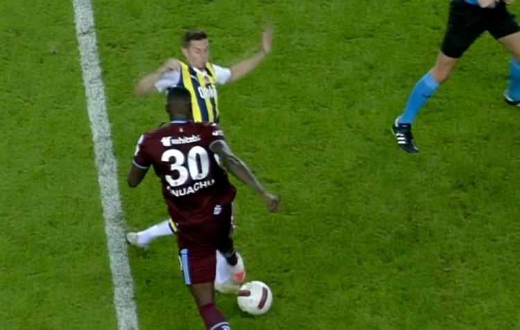 <p>SORU: Onuachu'nun Zajc'a müdahalesinde kart gerekir mi?</p>
<p>Deniz Çoban: Faulu çalmazsa, görmedğini söyleyebiliriz Zorbay Küçük'ün. Maçtaki en net ve sert ayağa basma bu.</p>
<p>Bahattin Duran: Bu sarı kartın tarifi.</p>
<p>Bülent Yıldırım: Sarı kart olmalıydı.</p>