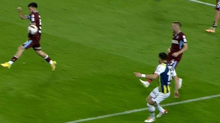 <p>PENALTI MI, DEĞİL Mİ?<br />
<br />
SORU: Mehmet'in elle oynaması penaltı mı?</p>
<p>Deniz Çoban: Penaltı yok.</p>
<p>Bahattin Duran: Top kapalı, vücuda yapışık kola geliyor. Penaltı olmaz.</p>
<p>Bülent Yıldırım: Devam kararı doğru.</p>