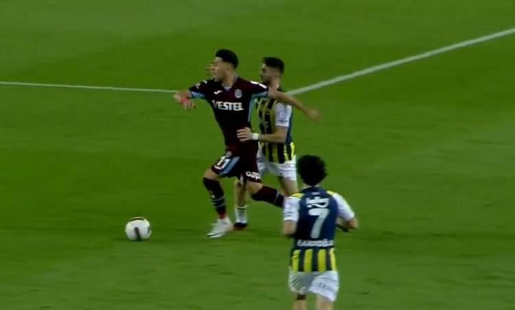 <p>İSMAİL'İN İLK SARI KARTI</p>
<p><strong>SORU: Bakasetes'a müdahalesinin ardından İsmail'e çıkan kart doğru mu?</strong></p>
<p><strong>Deniz Çoban:</strong> Kart doğru.</p>
<p><strong>Bahattin Duran:</strong> Hafif beline sarılıyor, faul. Sarı karta gerek yok. Ancak Zorbay Küçük, İsmail'e 'Kaçıncı faulün?' deseydi, sarı kartı kabul ederdim. Bu pozisyona faul çalması yeterliydi. Ancak faul sayısı fazla olduğu için kart doğru.</p>
<p><strong>Bülent Yıldırım:</strong> Kart doğru.</p>