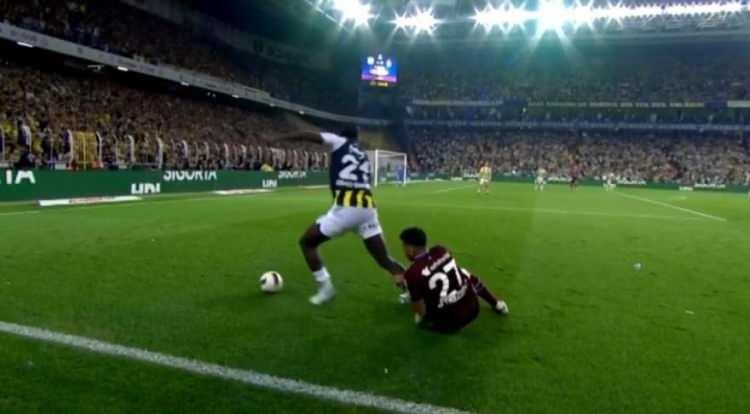 <p>SARI KART GEREKİR Mİ?<br />
<br />
SORU: Osayi ile Trezeguet'in mücadelesinin ardından kart gerekli miydi?</p>

<p>Deniz Çoban: İlk faulü Osayi yapt, faul çalmadı. Ancak sonrasında Trezguet böyle rakibinin ayağını tutamaz. Sarı kart çıkmalıydı.</p>

<p>Bahattin Duran: Sarı olmalıydı.</p>

<p>Bülent Yıldırım: Sarılık hareket.</p>
