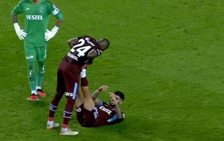 <p>SORU: Zorbay Küçük, Eren Elmalı için sedye istedi. Ancak Eren sedye gelmesin diye belirtti. Yorumunuz nedir?</p>
<p>Deniz Çoban: MHK karar almalı, sedye geldiyse oyuncu binecek.</p>
<p>Bahattin Duran: Hakem sedye dediyse, buna itiraz edemezsin. Sedyeye binmemesi halinde kart gösterecekti.</p>
<p>Bülent Yıldırım: Yorumlarınıza katılıyorum.</p>