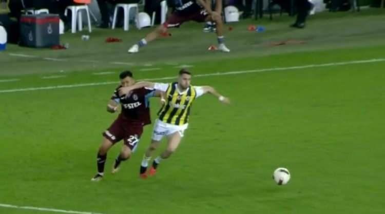 <p>SORU: İsmail'in ikinci sarı kartı doğru mu?</p>

<p>Deniz Çoban: Bu asla ikinci sarı kart değil. İlk sarı kart da değil. Zorbay Küçük kartı var mı diye bakıyor, sonra kırmızı çıkartıyor. Farkında değil.</p>

<p>Bahattin Duran: İsmail rakibi pozisyon almasın diye kolunu açıyor. Yüzüne direk darbe yok. İkinci sarı kartı doğru bulmuyorum.</p>

<p>Bülent Yıldırım: Sadece faul, ikinci sarı olmaz.</p>
