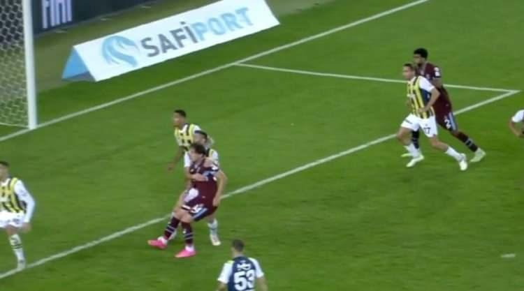 <p>PENALTI MI, DEĞİL Mİ?<br />
<br />
SORU: Tadic'in Enis Destan'a müdahalesinde penaltı var mı?</p>
<p>Deniz Çoban: Penaltı daha doğru olurdu. Top oraya geliyor ve Tadic iki elle rakibini sarıyor.</p>
<p>Bahattin Duran: Bence penaltı değil.</p>
<p>Bülent Yıldırım: İhlale inanamadım, penaltı yok. Hakemin kararına saygı duyuyorum.</p>