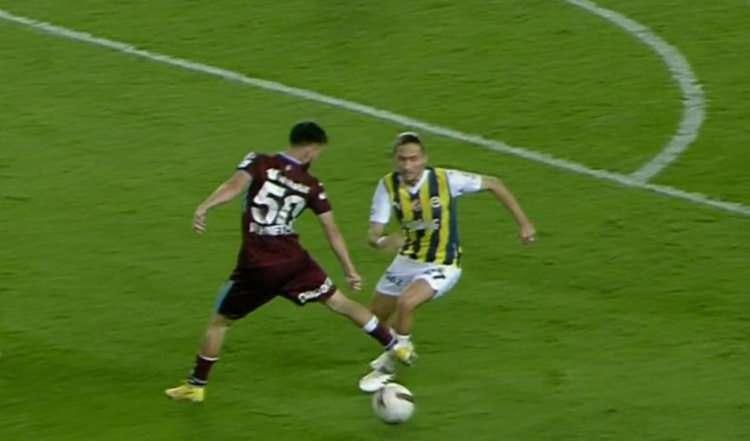 <p>İKİNCİ PENALTI DOĞRU MU?<br />
<br />
SORU: Crespo'nun yerde kaldığı pozisyonda penaltı doğru mu?</p>
<p>Deniz Çoban: Penaltı doğru. Oyunun başladığı yerde top biraz kayıyor. Ben buna bir şey demem. Kaleye 65 metre olan yerde hakem 2-3 metre ararsa, maç bitmez. Hakemlere böyle deniliyor.</p>
<p>Bahattin Duran: Penaltı çok net. Ancak oyun yerinden başlamadı. Faulün olduğu yerden oyun başlasa, Trabzonsporlu oyuncu kümesi ver. Fenerbahçe avantaj sağlayamazdı.</p>
<p>Bülent Yıldırım: Penaltıda sıkıntı yok.</p>
