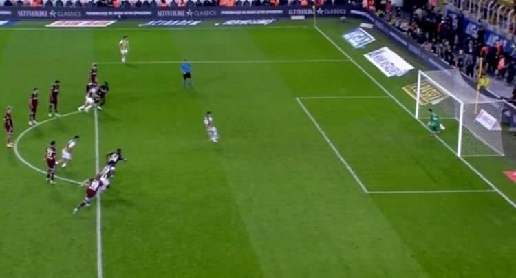 <p>PENALTININ TEKRARI DOĞRU MU?<br />
<br />
SORU: Penaltının tekrarlanması doğru mu?</p>
<p>Deniz Çoban: Oyuncu erken giriyor, tekrar doğru.</p>
<p>Bahattin Duran: Burada oyuncu erken giriyor ve topa müdahale etmeye çalışıyor. Tekrar doğru.</p>
<p>Bülent Yıldırım: Tekrar doğru.</p>
