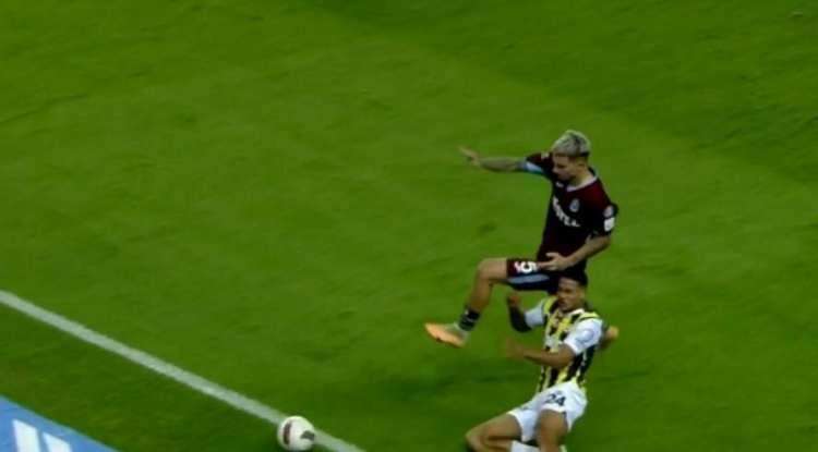 <p>FAUL YETERLİ Mİ?<br />
<br />
SORU: Osterwolde'nin Berat'a müdahalesinde faul yeterli mi?</p>
<p>Deniz Çoban: Faul yeterli. Uğurcan Çakır, Fenerbahçeli oyuncuya doğru geliyor, kart çıkmalıydı.</p>
<p>Bahattin Duran: Faul, Uğurcan sarı görmeliydi.</p>
<p>Bülent Yıldırım: Osterwolde'nin ayağı kaydı. Faul yeterli.</p>