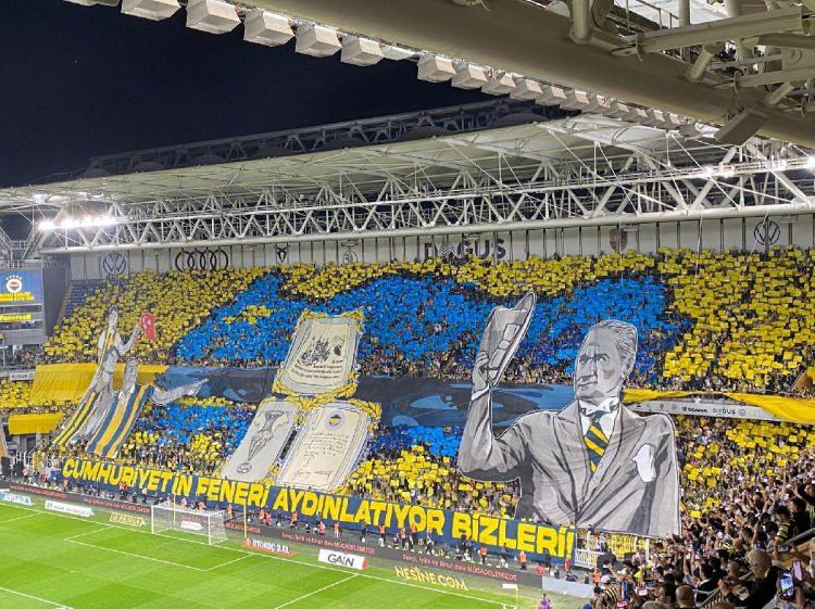 <p>Trendyol Süper Lig’in 11. haftasında oynanan Fenerbahçe-Trabzonspor karşılaşması öncesi tribünlerde Türkiye Cumhuriyeti’nin 100. yılına özel koreografi sergilendi.</p>