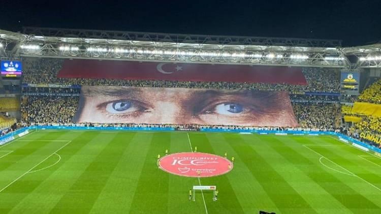 <p>Fenerbahçe tribünlerinde yer alan Türkiye bayrağı ve Mustafa Kemal Atatürk’ün gözlerinin yer aldığı görsellerin yanı sıra, “Cumhuriyetin feneri aydınlatıyor bizleri” yazılı pankart da yer aldı.</p>