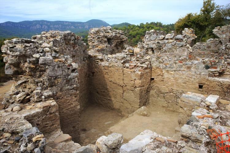 <p>Tarihi alandaki 2 bin 400 yıllık kaya mezarları, 5 bin kişilik tiyatro, bazilika, hamam, agora ve kutsal alanlar ile 1300 yıllık mozaikler ziyaretçilerin ilgisini çekiyor.</p>

<p>Kazıların bu yıl ağırlıklı olarak yapıldığı Arkaik sur içi manastır alanında, çoğu kentte ilk defa rastlanılan malzeme ve yapılar gün yüzüne çıkarılıyor.</p>

<p> </p>
