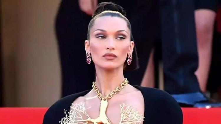 <p>"Kariyerim dursa bile Filistin'i desteklemekten asla vazgeçmeyeceğim. Modellik işlerini kaybetmekten korkmuyorum ve Filistin hakkında sesimi yükseltmeye devam edeceğim" diyen Bella Hadid, telefon nımarasının sızdırıldığını ve ölüm tehditleri aldığını söyleyerek FBI'a başvurmuştu ve Hadid kardeşler FBI tarafından korunma altına alınmıştı.</p>