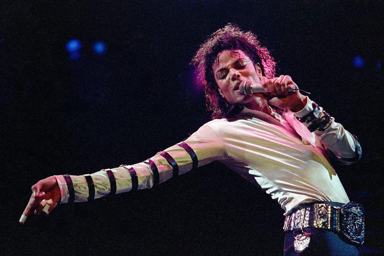 <p><span style="color:#B22222"><strong>MİCHALE JACKSON</strong></span></p>

<p><strong>2009 yılında vefat eden ünlü yıldız Michael Jackson geçtiğimiz yıl bilet satışlarından 85 milyon dolar hasılat elde etti “MJ: The Musical” sayesinde 2019’dan bu yana ilk kez listenin zirvesinde yer aldı. Jackson’ın son 12 adaydaki geliri 115 milyon dolar olarak kayıtlara geçti.</strong></p>

<p>Aynı zamanda Antoine Fuqua'nın yönetmen koltuğunda oturacağı, Jackson’ın yeğeni Jaafar’ın başrolde olacağı biyografik filmle Jackson’ın kazancının artmaya devam etmesi bekleniyor.</p>
