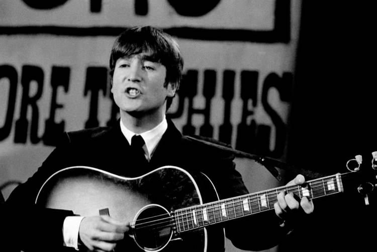 <p><span style="color:#B22222"><strong>JOHN LENNON</strong></span></p>
<p><strong>1980 yılında hayatını kaybeden John Lennon, kendi müzik kataloğundan ve Beatles müziğinden aldığı paydan düzenli olarak telif hakkı kazandı. Lennon, 20 milyon dolar gelirle listede yerini aldı.</strong></p>
<p> </p>