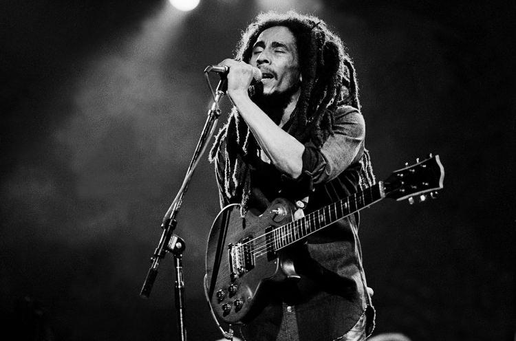 <p><span style="color:#B22222"><strong>BOB MARLEY</strong></span></p>
<p><strong>Ölümünün üzerinden 40 yılı aşkın bir süre geçmesine rağmen Bob Marley’in müziği hala büyük talep görüyor. Marley'in kulaklıklarda, hoparlörlerde, spor ayakkabılarda kullanılan adı da lisans olarak servetine dönüyor. Önümüzdeki sene Bob Marley: One Love filmi beyazperdeye çıkacak olan Marley, 16 milyon dolarlık kazancıyla listede dokuzuncu sırada yer alıyor.</strong></p>