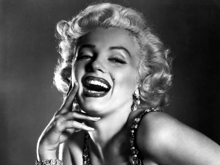 <p><span style="color:#B22222"><strong>MARILYN MONROE</strong></span><br />
<strong>Ölümünün üzerinden 60 yılı aşkın bir süre geçmesine rağmen Marilyn Monroe’nun ikonik imajı, moda ve tasarım trendlerini belirliyor. Lisanslama ve satışlardan gelir elde eden Monroe, 10 milyon dolarlık kazancıyla listede yerini aldı. </strong></p>