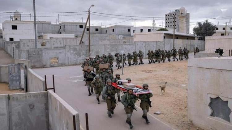 <p>Peki, bu yaklaşım israil'in bir mesajı mıydı? Tze'elim Askeri Üssü, 2005 yılında 45 milyon dolara inşa edilmişti.</p>
<p>İsrail, tarihi süreçte Hamas ile Gazze'de dört kez savaştı.</p>
<p>Yaklaşık 60 dönümlük tesisteki dar sokakların, solmuş beton binaların ve açık alanların amacı, İsrail askerlerinin sıklıkla faaliyet gösterdiği Gazze Şeridi ve Batı Şeria'nın yanı sıra İsrail'in gelecekte Hizbullah savaşçılarıyla savaşma olasılığı konusunda uyardığı güney Lübnan'ın kentsel ortamlarını taklit etmek ve burada askerleri eğitmek.</p>
<p> </p>