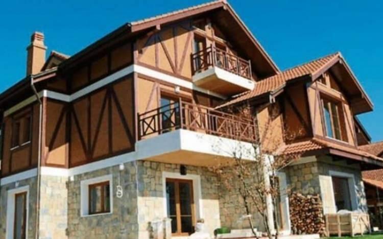 <p>Riva'daki aylık 70 bin TL getirisi olduğu söylenen villasını da Hadise ile Mehmet Dinçerler'e kiralamıştı. Ama onlar da ayrıldı.</p>

<p> </p>
