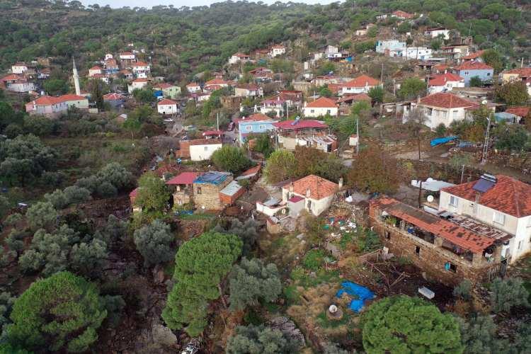 <p><strong>- "BURALARDA GÖRÜLMÜŞ ŞEY DEĞİL"</strong></p>

<p>Demirçay Mahallesi Muhtarı Mustafa Altın, gece saat 02.00 sıralarında başlayan sağanağın yarım saat etkili olduğunu belirtti.</p>

<p> </p>
