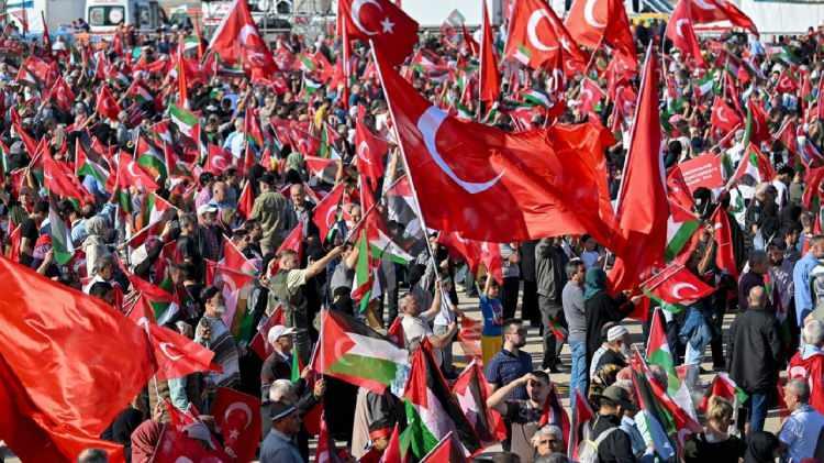 <p>Tepki gösteren ülkelerin başında ise Türkiye geliyor. Birçok işletmede İsrail'i destekleyen ürünler boykot ediliyor. </p>
