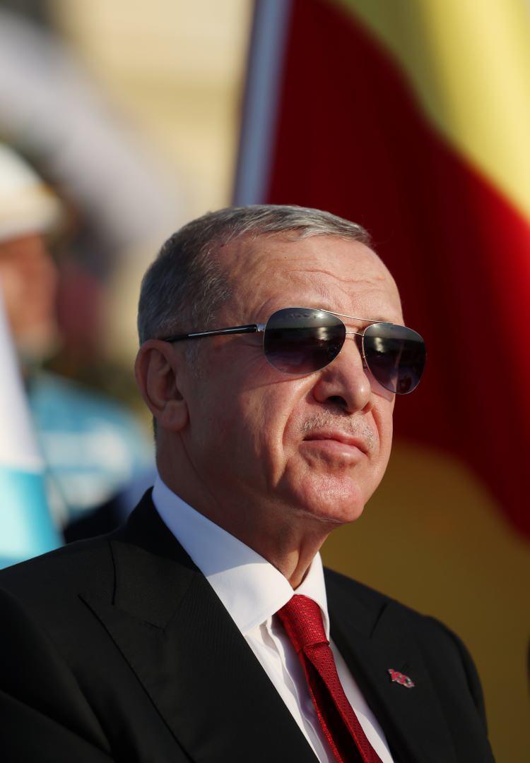 <p>Türk Silahlı Kuvvetleri’nin en büyük savaş gemisi yerli ve milli üretim TCG Anadolu ve beraberindeki 100 gemi İstanbul Boğazı geçişi sırasında Cumhurbaşkanı Recep Tayyip Erdoğan’a çimariva selamında bulundu.</p>