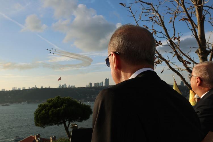 <p>"100'üncü Yılda 100 Gemi" adı verilen resmigeçitte, TCG Anadolu'nun rehberliğinde fırkateynler, ada sınıfı korvetler, mayın avlama gemileri, amfibi gemiler, karakol gemileri, lojistik gemileri, hücumbotlar ve denizaltılar katıldı.</p>