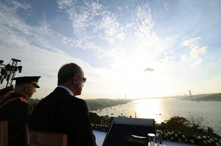 <p>Gemiye çıkışında denizcilik usullerine uygun olarak "silistre" adı verilen denizcilik düdüğü çalınarak karşılanan Oramiral Tatlıoğlu'na, üzerinde geminin adı yazan "gemi şapkası" takdim edildi. Tören mangasını selamlayan Tatlıoğlu son hazırlıklara ilişkin aldığı brifingin ardından seyir emrini vererek Boğaz geçişini başlattı.</p>