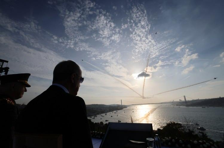 <p>Türk Yıldızları ve ve Solotürk'ün Cumhuriyeti'n 100. yılına özel İstanbul semalarında gerçekleştirdiği gösteri ise büyük beğeni topladı.</p>