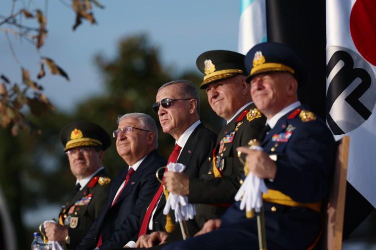 <p>İstanbul Boğazı'ndaki geçişe TCG Anadolu'nun rehberliğindeki 100 geminin yanı sıra Hava Kuvvetleri Komutanlığına bağlı 9 F-16 ve 3 F-4E uçakları ve helikopterleri eşlik etti. Tören öncesinde Türk Yıldızları gösterileri de gerçekleşti.</p>