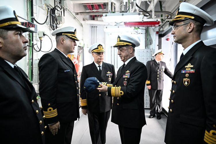 <p>İstanbul Boğazı'nda güney-kuzey rotasında gerçekleştirilen geçiş, Türkiye'nin en büyük savaş gemisi yerli üretim TCG Anadolu rehberliğinde yapıldı.</p>