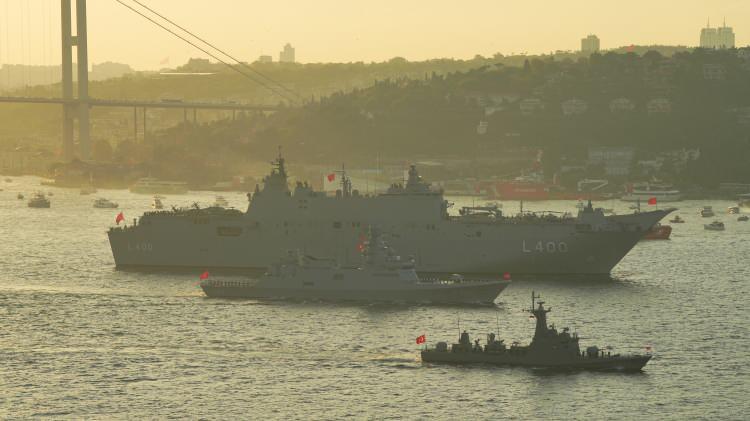 <p>Pilotların takım lideri konuşma yaparak Cumhuriyet'i kutladı.</p>