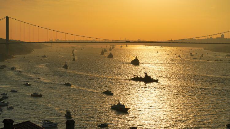 <p>100 gemi ile İstanbul Boğazı'nda önemli bir geçişi gerçekleştirdiklerini aktaran Tatlıoğlu, "Bu denli zorlu, detaylı bir çalışma isteyen faaliyeti dünyada çok az sayıda ülkenin donanması gerçekleştirebilir." diye konuştu.</p>