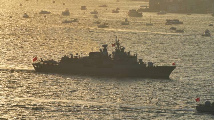 <p>Resmigeçit sırasında bir sürpriz yaparak milli fırkateyn İstanbul ile Pirireis denizaltısı ve denizde ikmal muharebe destek gemisi Derya'yı da halkın beğenisine sunduklarını aktaran Tatlıoğlu, "Gücünü ve kararlılığını asil Türk milletinden alan Türk Deniz Kuvvetleri, başta Mavi Vatanımız olmak üzere memleketimizin her köşesinde, sınırlarımızın ötesinde ve dünya denizlerinde sarsılmaz bir azim ve iradeyle vatan savunması için canını vermeye hazır, milletinin emrinde, görevinin başındadır." ifadesini kullandı.</p>