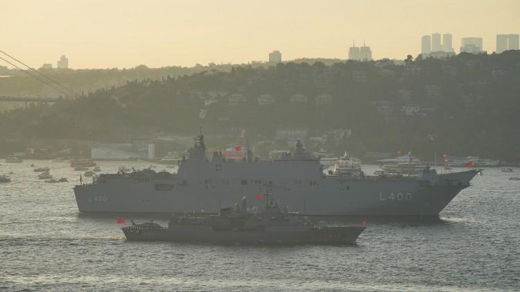 <p>Tarihi resmigeçidi sevk ve idare etmek üzere TCG Anadolu'ya Deniz Harp Okulu öğrencileri ile birlikte gelen Tatlıoğlu, "Deniz Kuvvetlerimizin dünü, bugünü ve geleceği olarak hep birlikte milli gururumuz TCG Anadolu'dan, Cumhuriyet'imizin 100'üncü yılında gerçekleştirdiğimiz bu büyük faaliyetimizi takip ettik." dedi.</p>
