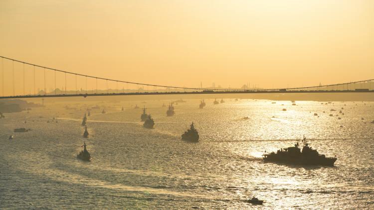 <p>Öte yandan, Cumhurbaşkanı Erdoğan dün Kabine Toplantısı sonrasında yaptığı açıklamada, Türk donanmasının amiral gemisi TCG Anadolu'nun öncülüğünde 100 savaş gemisinin katıldığı geçit töreninin kıvanç kaynağı olduğunu belirtti.</p>