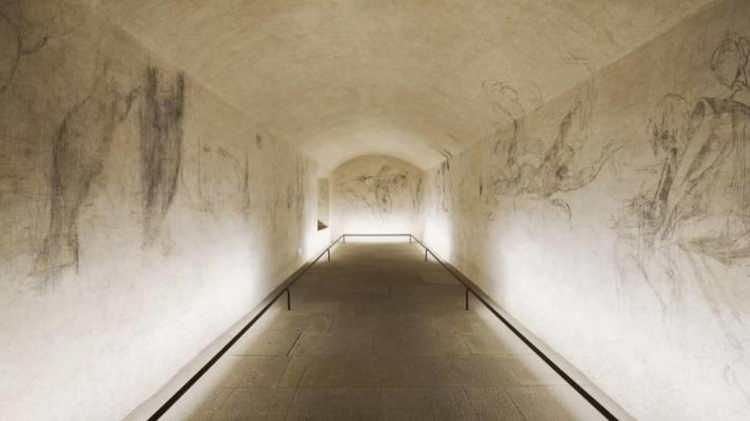 <p>Duvarlarında Michelangelo'ya atfedilen bazı karakalem çizimlerin olduğu belirtilen oda, 15 Kasım 2023-30 Mart 2024 arasında önceden rezervasyon yapanların ziyaretine açılacak. Odaya aynı anda sadece 4 kişi girebilecek.</p>
