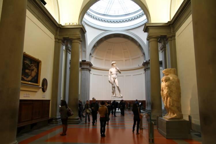 <p>Gizli oda, 1975'te yapılan restorasyon sırasındaki temizlik çalışmalarında keşfedilmiş ve dönem dönem ziyaretçi kabulüne açılmıştı.</p>

<p>Michelangelo'nun gizli odası, 1975 öncesinde ise Medici Şapelleri’nin altında depo olarak kullanılmıştı.</p>
