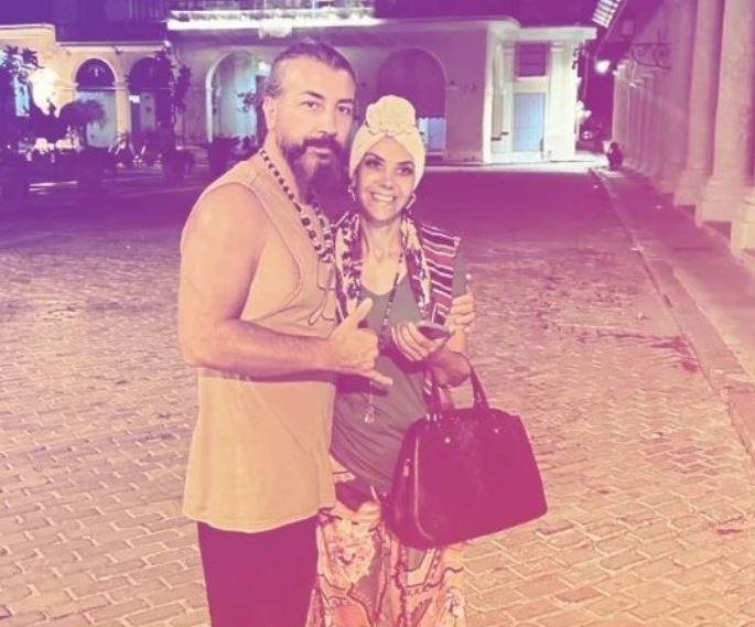 <p><span style="color:#000000"><strong>Küba'da geçirdikleri son geceden paylaşımda bulunan Tanyeli eşi ile çekildikleri kareye </strong></span><strong>"Küba'da son gece"</strong><span style="color:#000000"><strong> notunu düşmüştü.</strong></span></p>
