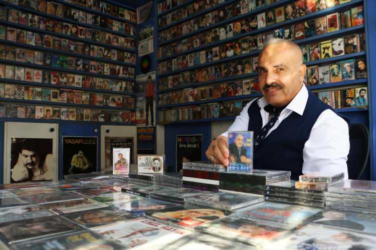 <p>Diyarbakır’da 3’üncü kuşak kasetçilik yapan Muhittin Akbey, 20 metrekarelik dükkanında 55 yılda biriktirdiği 40 bin albümlük kaset ile nostaljiyi yaşatıyor.</p>
