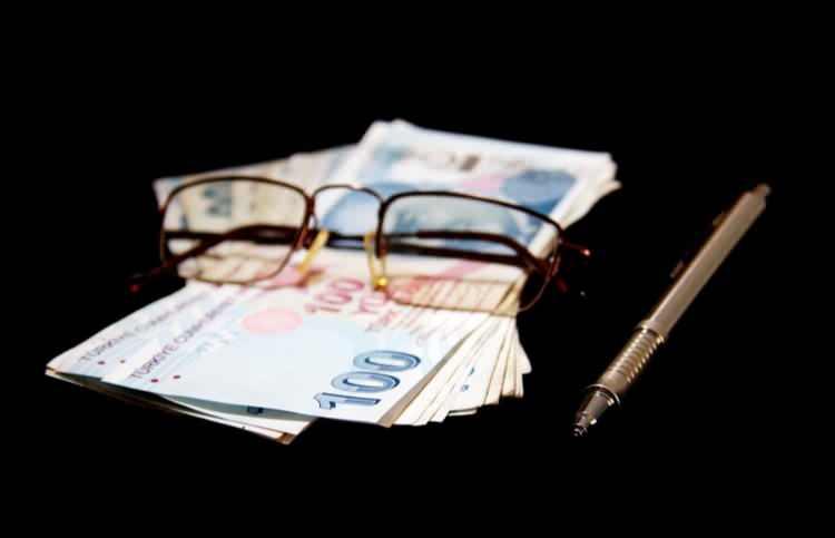 <p>Bu tarihlerde emekli olanların aylıkları (güncelleme katsayısı X Aylık Bağlama Oranı=4A) şeklinde hesaplanıyor.</p>

<p>2008'den sonra yapılan hesaplamada ise SGK kaydı bulanların aylıkları (Aylık Kazancın Ortalaması X Bağlama Oranı=4A) formülüyle hesaplanıyor.</p>
